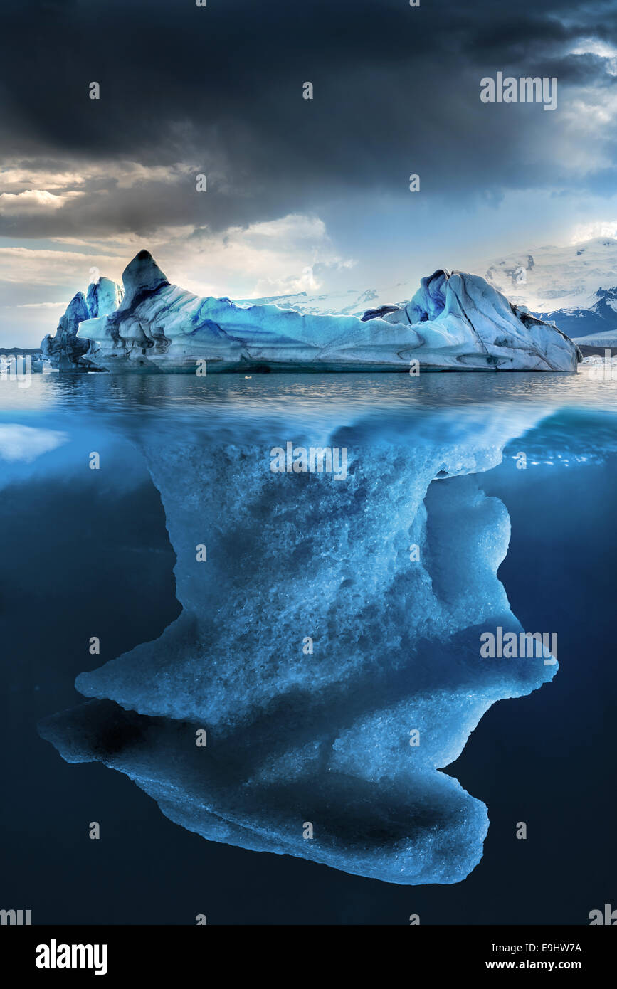 Gros iceberg sous l'eau avec une petite partie floating Banque D'Images