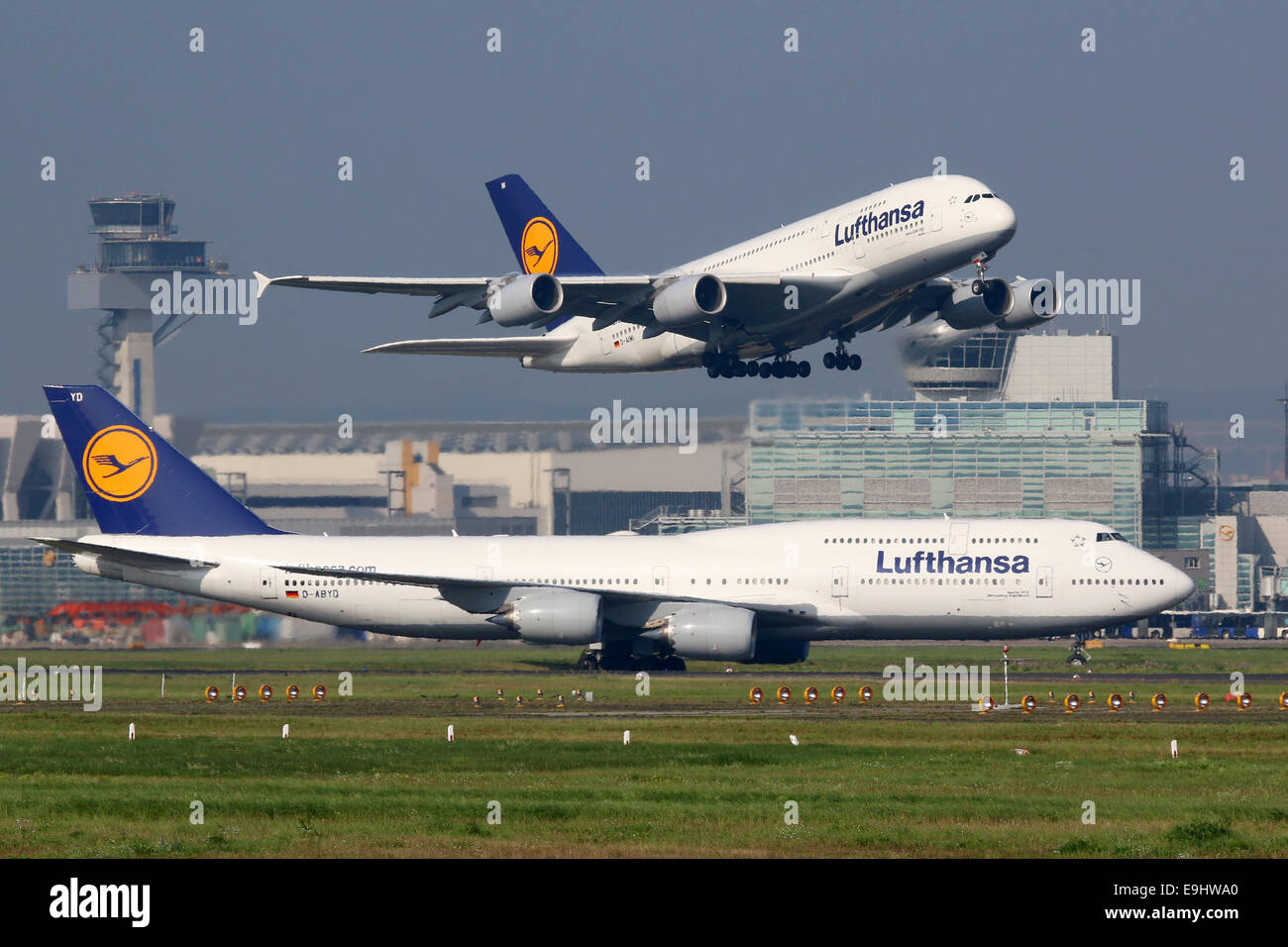 Francfort, Allemagne - le 17 septembre 2014 : Lufthansa Airbus A380 et Boeing 747 à l'aéroport de Francfort (FRA). Lufthansa est Banque D'Images