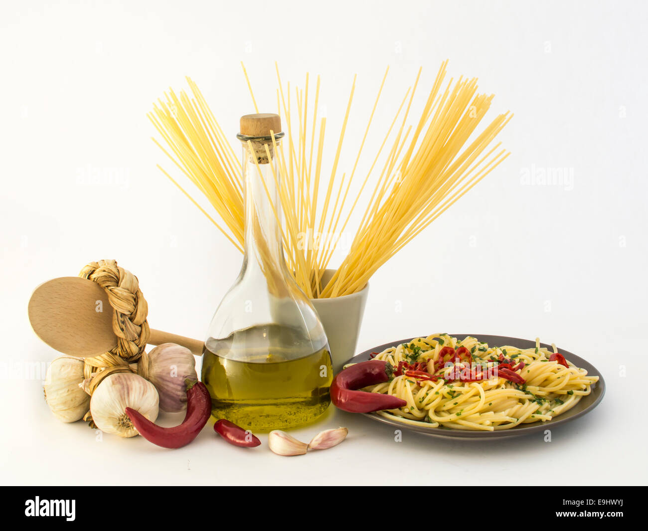 Assiette de spaghetti à l'ail, l'huile d'olive, du piment sur fond blanc Banque D'Images