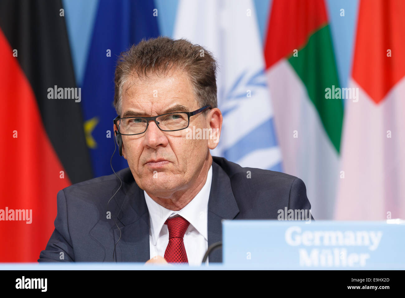 Berlin, Allemagne. 28 octobre, 2014. Conférence de presse conjointe de la Conférence sur la situation des réfugiés syriens - Soutenir la stabilité dans la région avec le Ministre des affaires étrangères du Liban, Gebran Bassil, le Ministre des affaires étrangères de Jordanie, Nasser Judeh, le ministre allemand du développement, Gerd Müller, le ministre allemand des affaires étrangères, Frank-Walter Steinmeier, et António Guterres, le commissaire aux réfugiés de l'Organisation des Nations Unies, réalisée au bâtiment de Deutsche Telekom . / Photo : Gerd Müller (CSU), Ministre du développement. Credit : Reynaldo Chaib Paganelli/Alamy Live News Banque D'Images