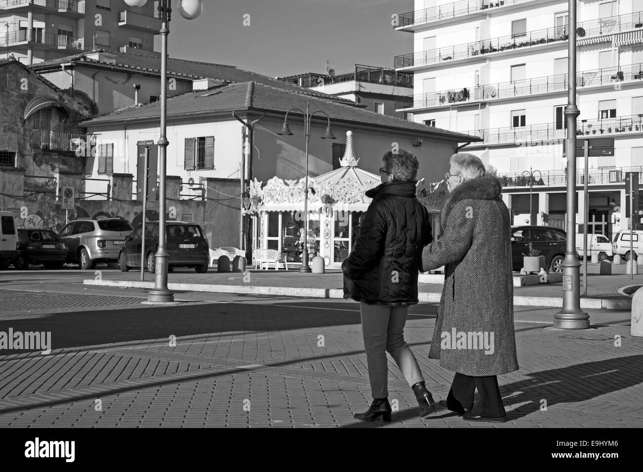 Follonica est dans la province de Grosseto dans la région italienne de Toscane & allie l'industrie avec une station populaire auprès des Italiens. Banque D'Images