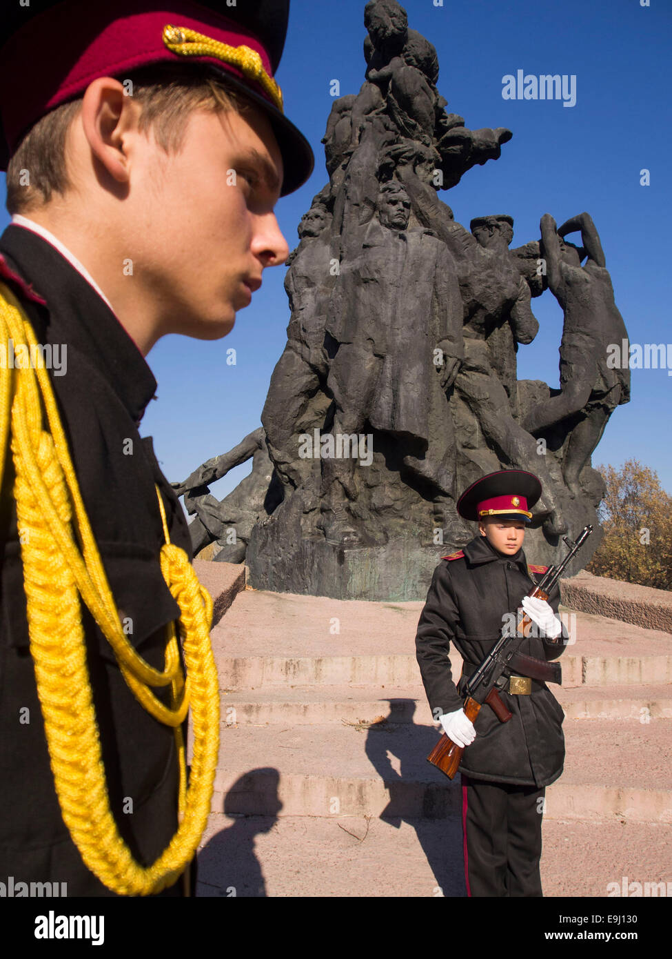 Kiev, Ukraine. 28 octobre, 2014. Garde d'honneur des cadets au monument aux victimes de Babi Yar. Les cadets de Kiev et d'écoliers à Babi Yar, organisé un rassemblement sur le 70e anniversaire de la libération de l'Ukraine. Babii Yar tragédie connue dans le monde entier. Pendant la Seconde Guerre mondiale, les Nazis ont exécuté ici de 100 mille habitants de Kiev, principalement juifs. Célébration de la libération de l'Ukraine des Nazis ont passé sous l'occupation russe de la Crimée et l'Est de l'Ukraine. Crédit : Igor Golovnov/Alamy Live News Banque D'Images