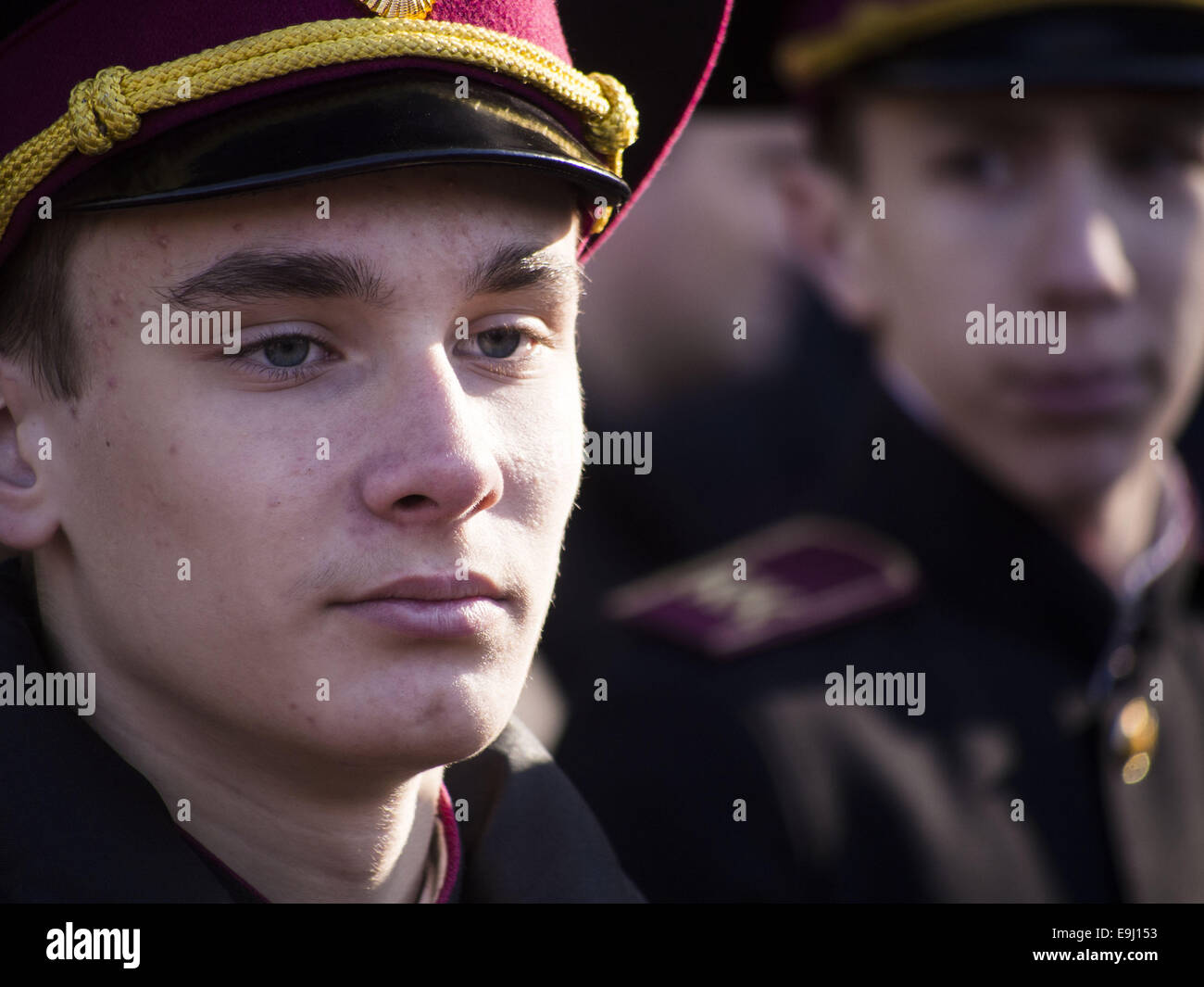 Garde d'honneur des cadets. 28 Oct, 2014. -- Dans le Mardi, Octobre 28, 2014 Les cadets de Kiev et d'écoliers à Babi Yar, organisé un rassemblement sur le 70e anniversaire de la libération de l'Ukraine. Babii Yar tragédie connue dans le monde entier. Pendant la Seconde Guerre mondiale, les Nazis ont exécuté ici de 100 mille habitants de Kiev, principalement juifs. Célébration de la libération de l'Ukraine des Nazis ont passé sous l'occupation russe de la Crimée et l'Est de l'Ukraine. © Igor Golovniov/ZUMA/Alamy Fil Live News Banque D'Images