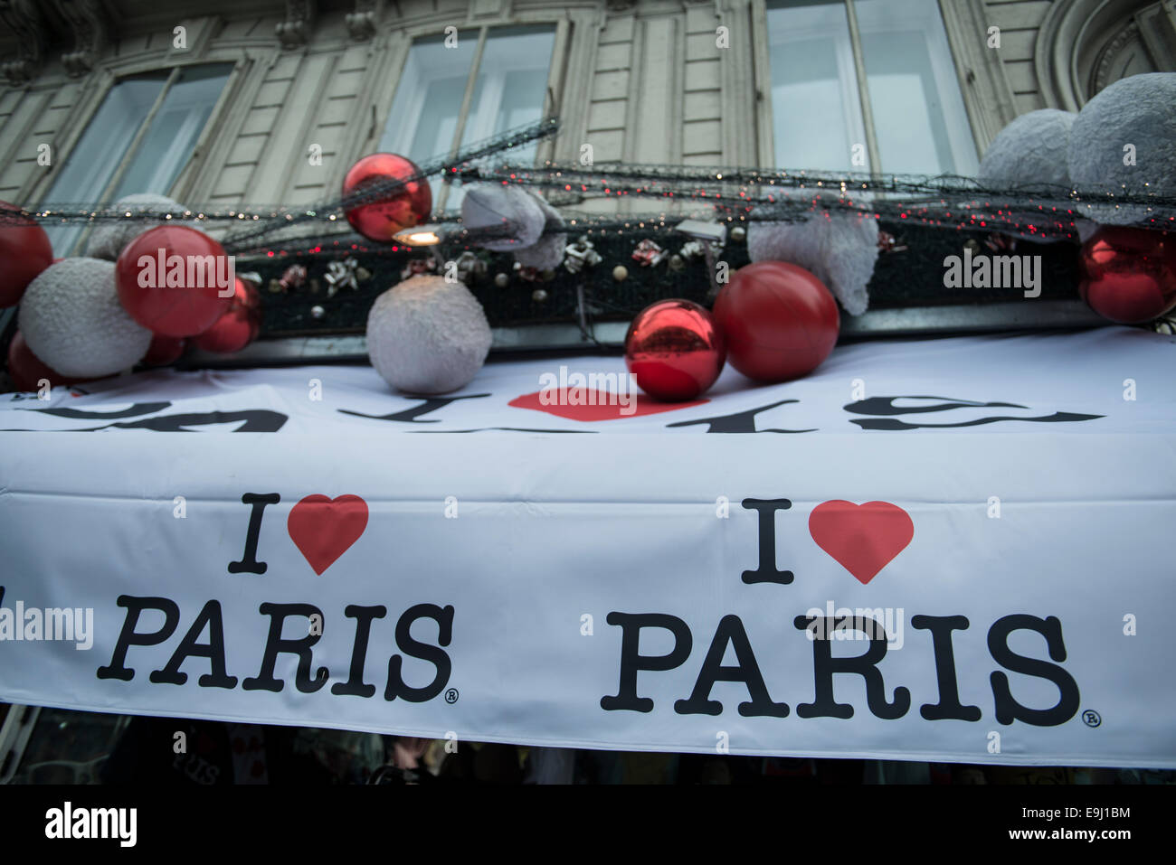 Un signe de l'avant du magasin, boutique avec i heart paris connexion sur un bâtiment Banque D'Images