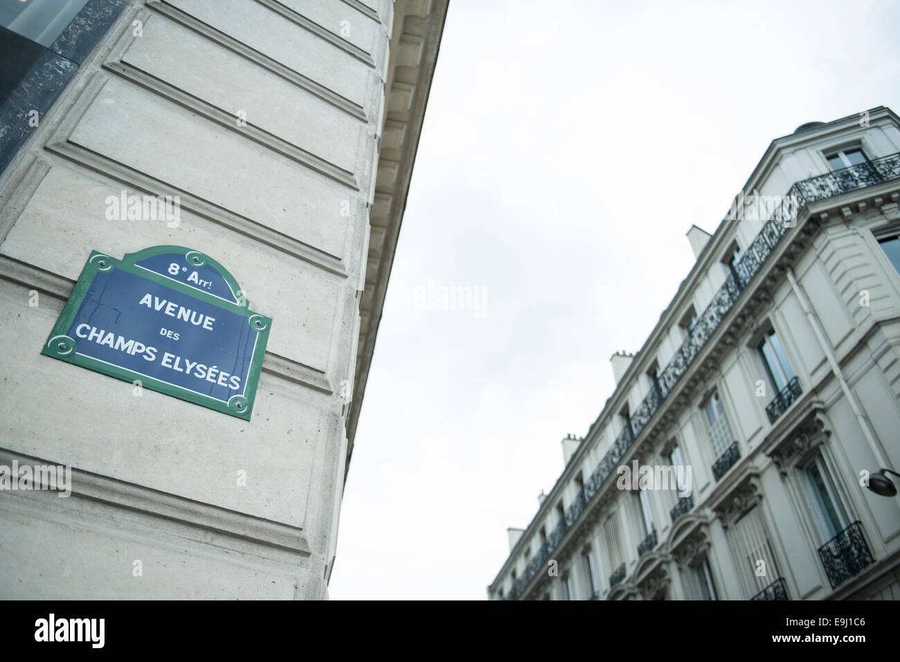 Rue typiquement français le nom de la route panneaux pour les Champs Elysées à Paris sur les bâtiments Banque D'Images