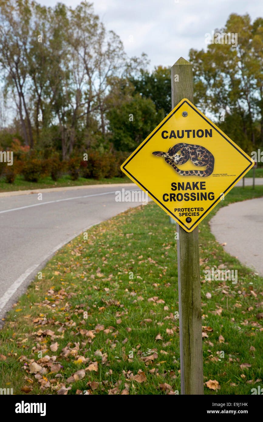 Monroe, Michigan - un signe pour un serpent sur une route de passage chez Sterling State Park. Banque D'Images