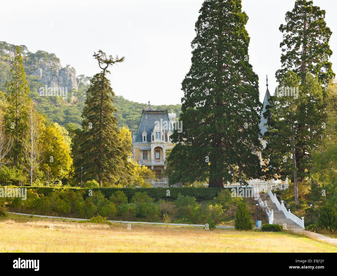 Vue sur le Palais Massandra par jardin en automne, en Crimée Banque D'Images