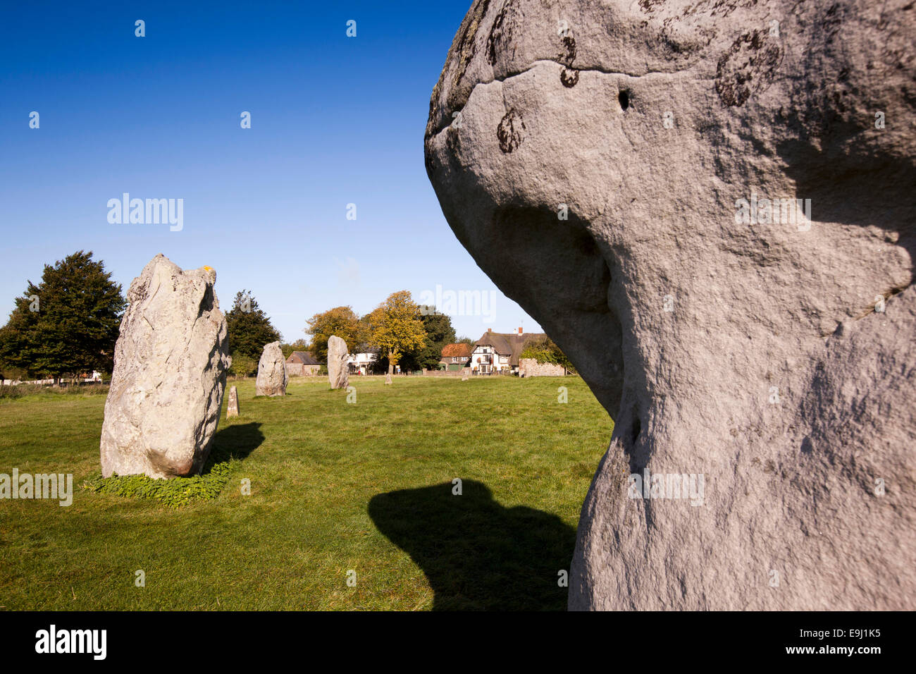 Royaume-uni, Angleterre, dans le Wiltshire, Avebury Stone Circle, monolithes henge principal au centre du village Banque D'Images