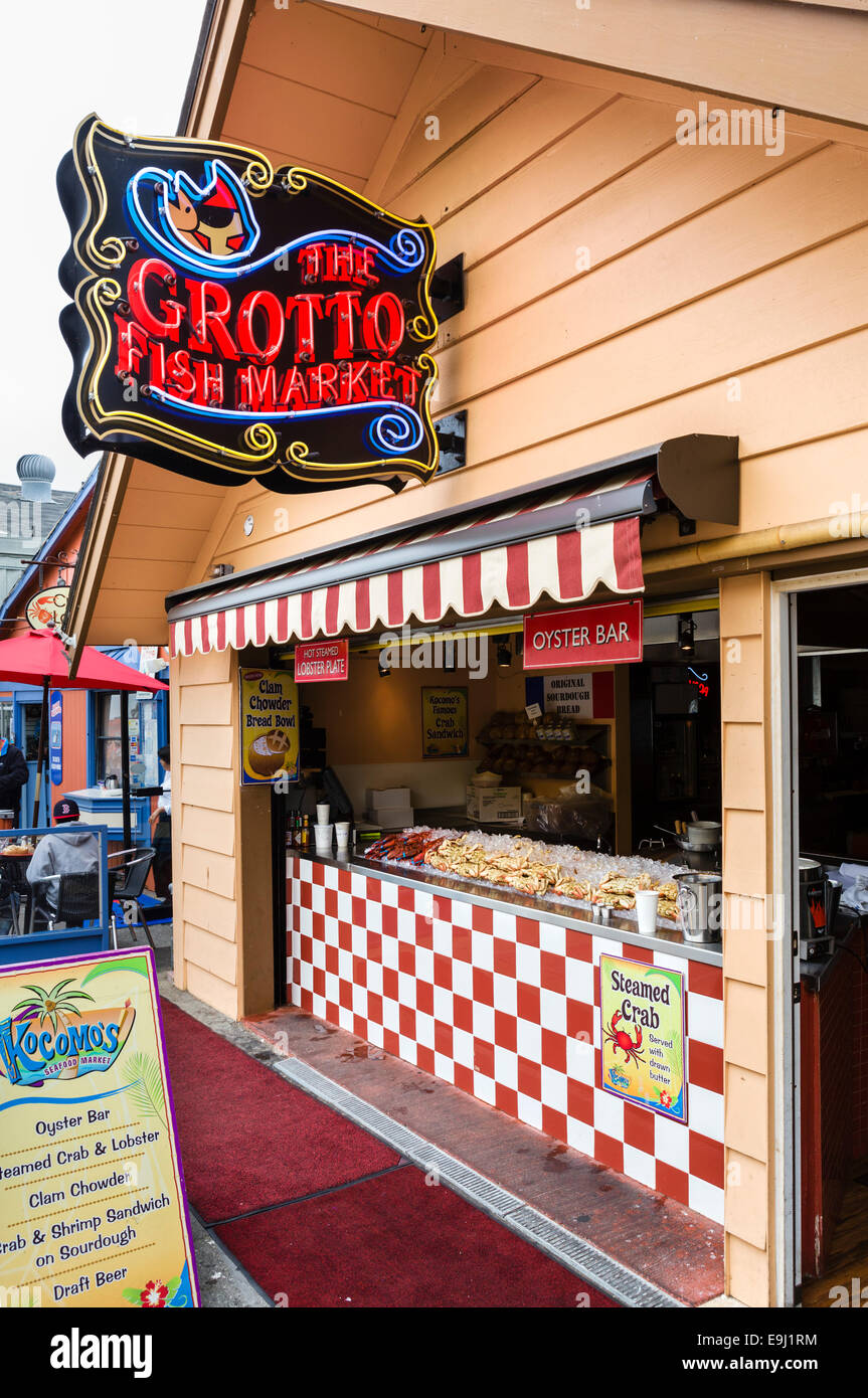 Le restaurant de fruits de mer du Marché de Poissons de grotte sur Vieux Fisherman's Wharf, Monterey, Californie, États-Unis Banque D'Images