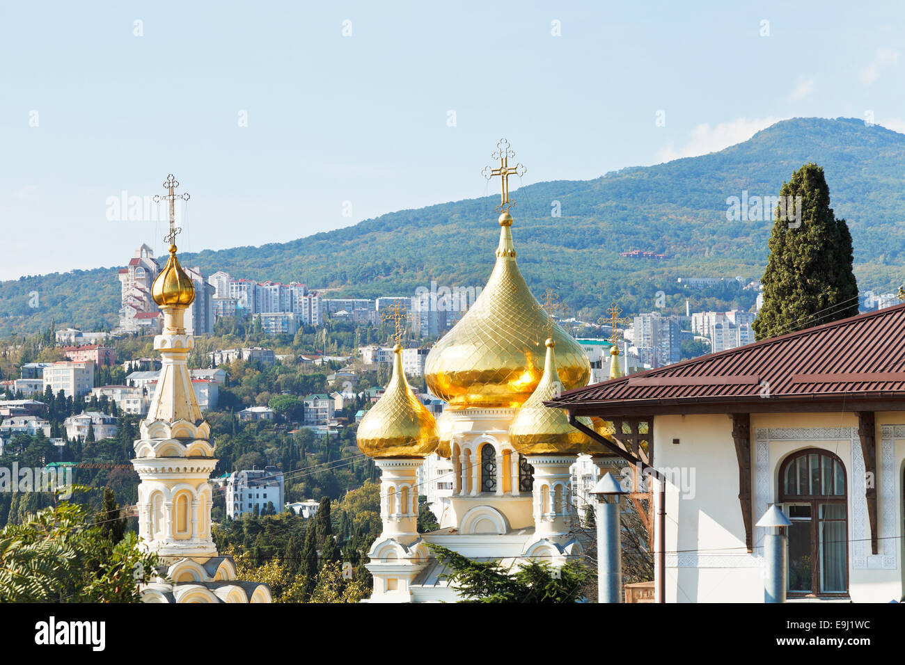 Coupole de la cathédrale Alexandre Nevski et toits de la ville de Yalta, en Crimée Banque D'Images