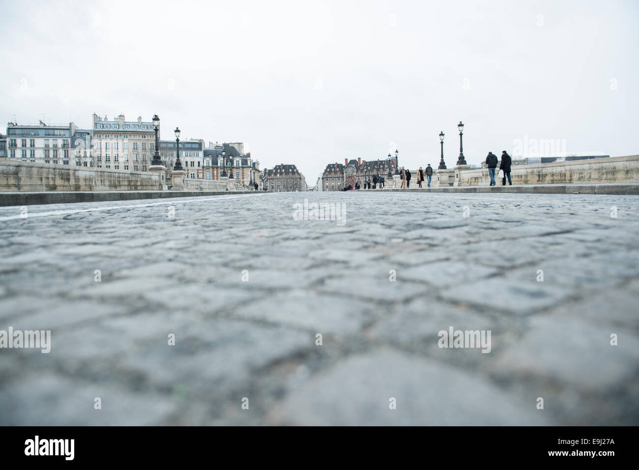 Un tir d'une route pavée typiquement français dans la capitale paris Banque D'Images