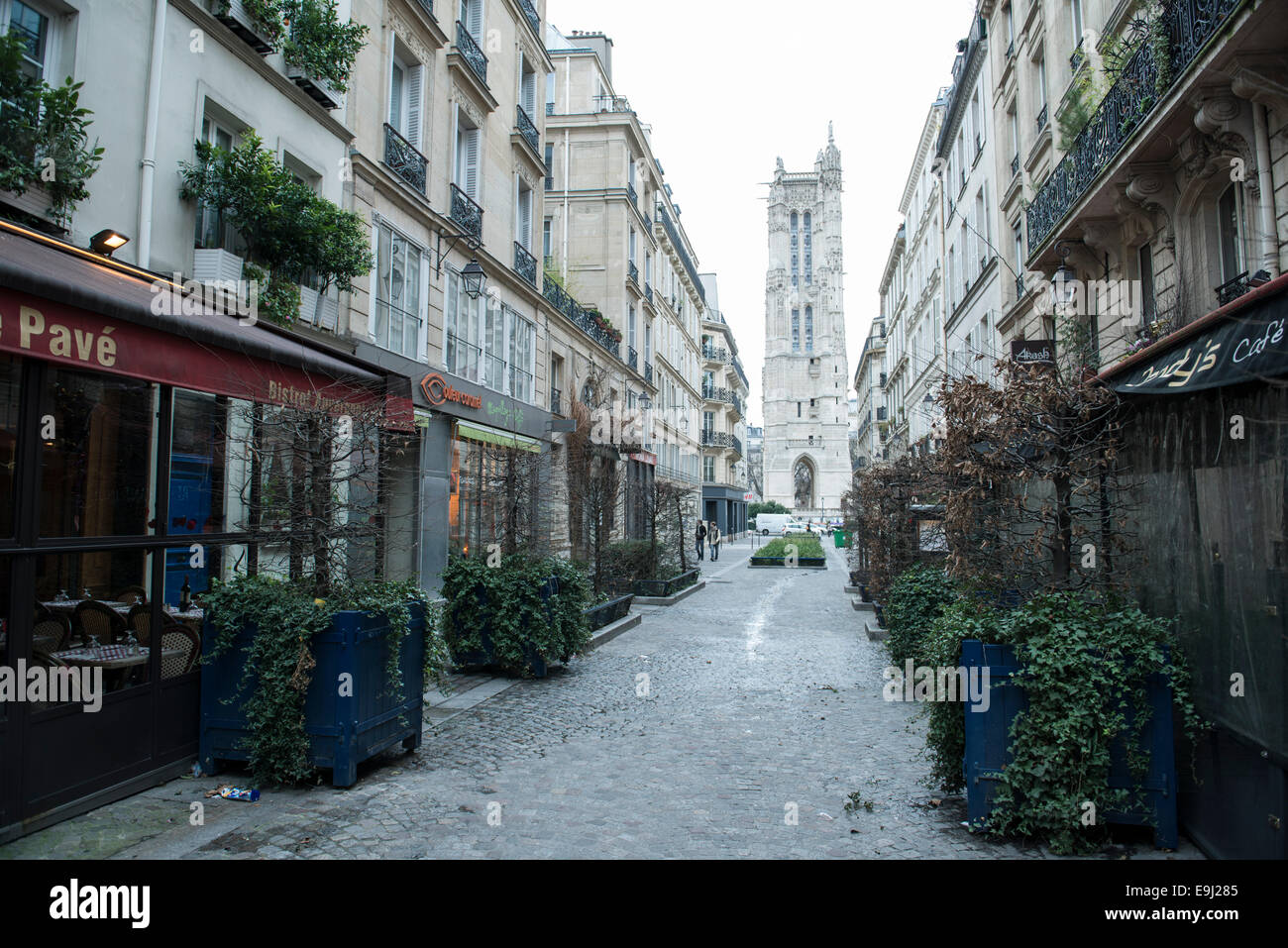 Un tir d'une route pavée typiquement français dans la capitale paris Banque D'Images