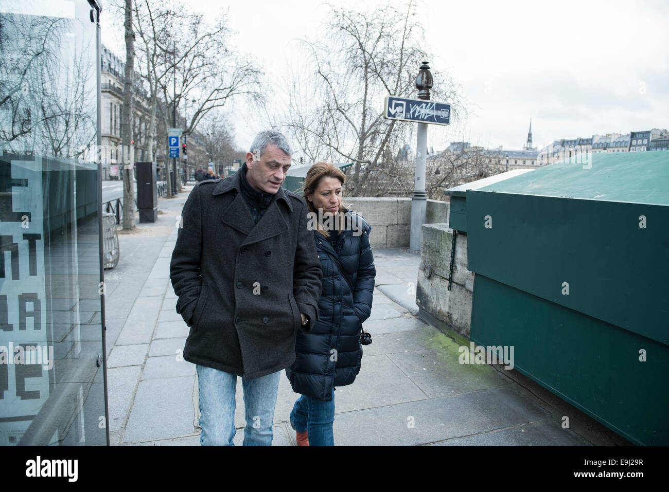 Un couple en train de marcher le long des rues de Paris Banque D'Images