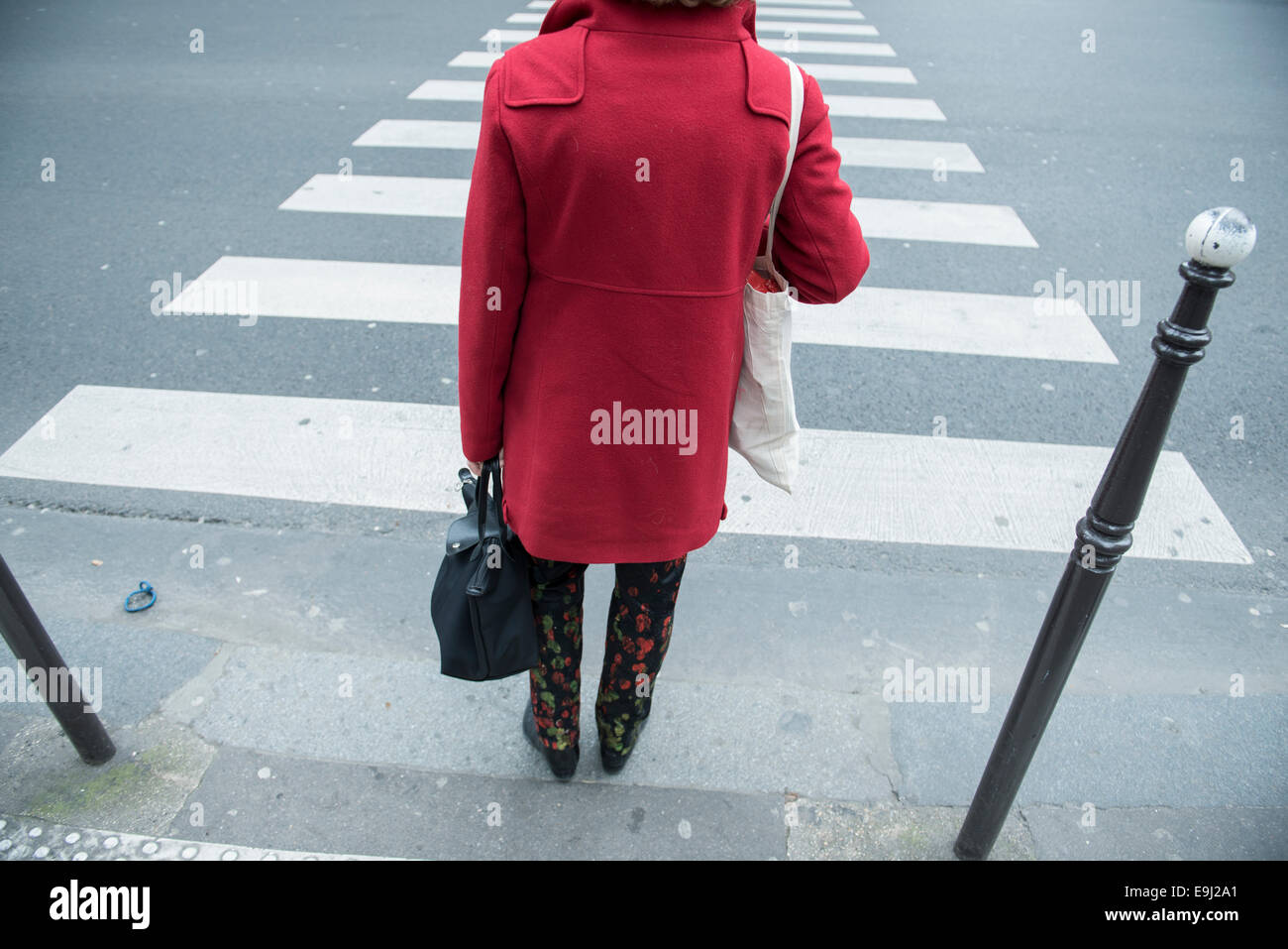 Une femme à paris marche à travers un carrefour portant une veste rouge  Photo Stock - Alamy