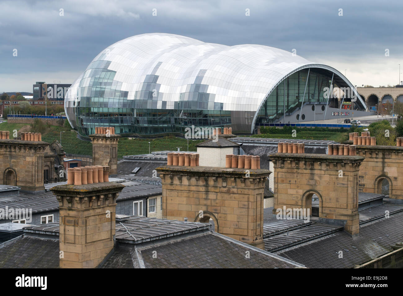 Le Sage concert hall à Gateshead vu à travers une rangée de pots de cheminée North East England UK Banque D'Images