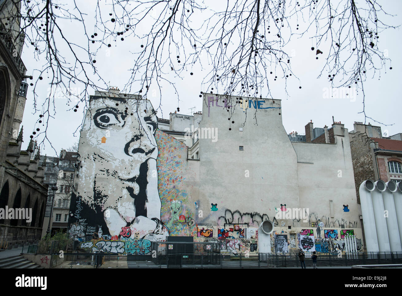 Un grand morceau d'art urbain sur le côté d'un immeuble à Paris près de centre pompidou Banque D'Images