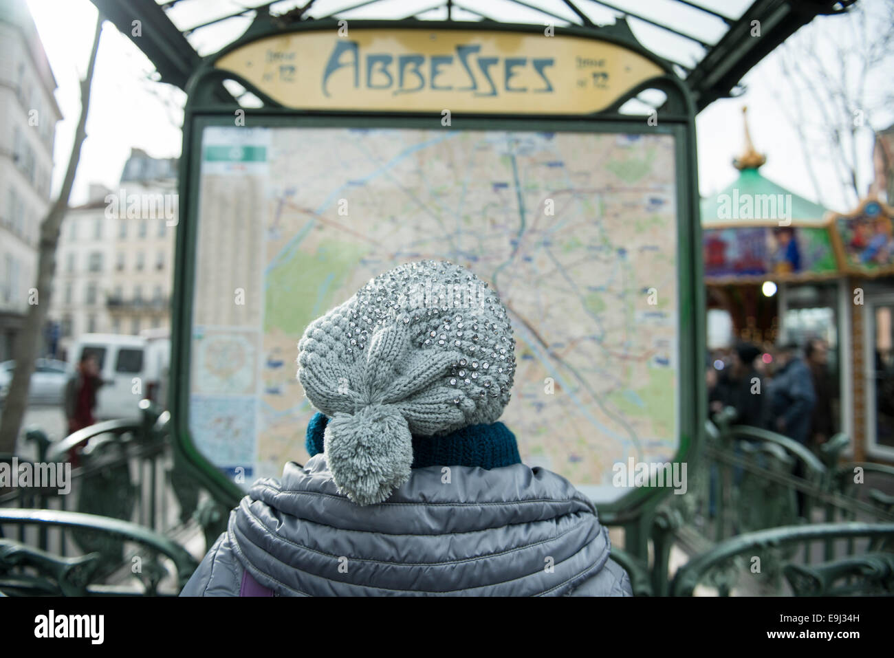 Une femme dans un lit la carte train hat en dehors d'une station de métro de Paris Banque D'Images