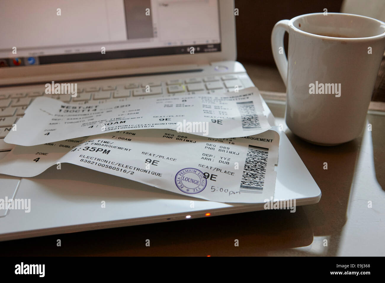 Les cartes d'embarquement et d'un ordinateur portatif dans le salon d'affaires de l'aéroport au Canada Banque D'Images