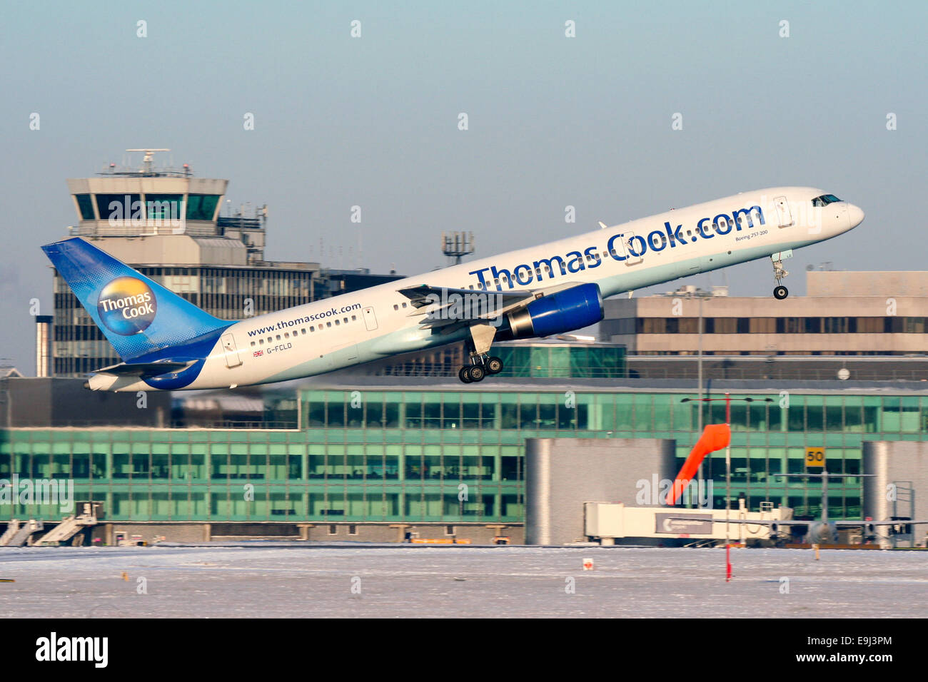 Thomas Cook Boeing 757-200 monte à l'écart de la piste 05L à l'aéroport de Manchester. L'appareil est revenu une heure plus tard. Banque D'Images