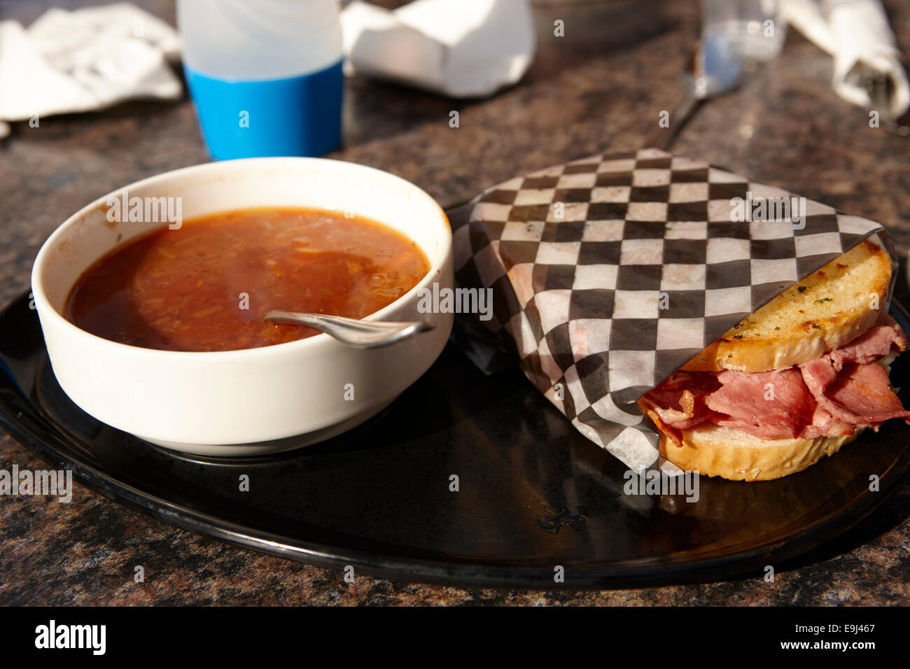 Bol de style allemand du goulasch et du bacon sandwich dans un café en Saskatchewan Canada Banque D'Images