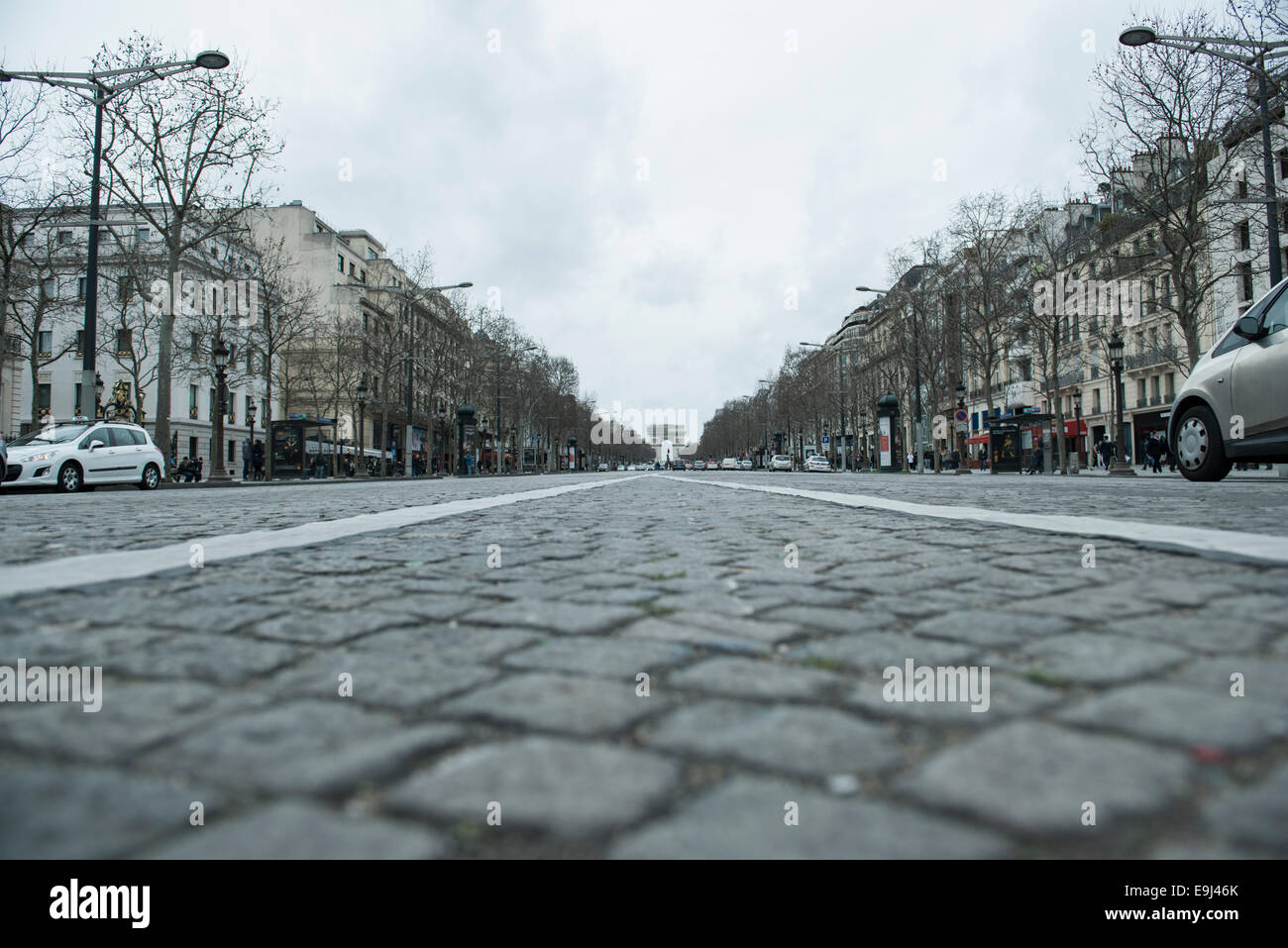 Un tir d'une route pavée typiquement français dans la capitale paris Banque D'Images