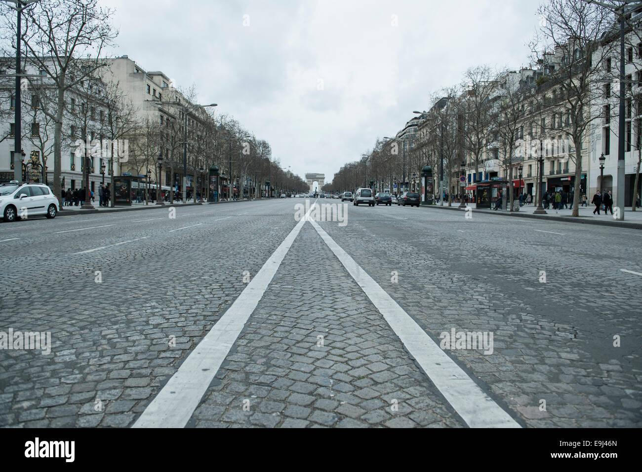 Un tir d'une route pavée typiquement français dans la capitale paris Banque D'Images