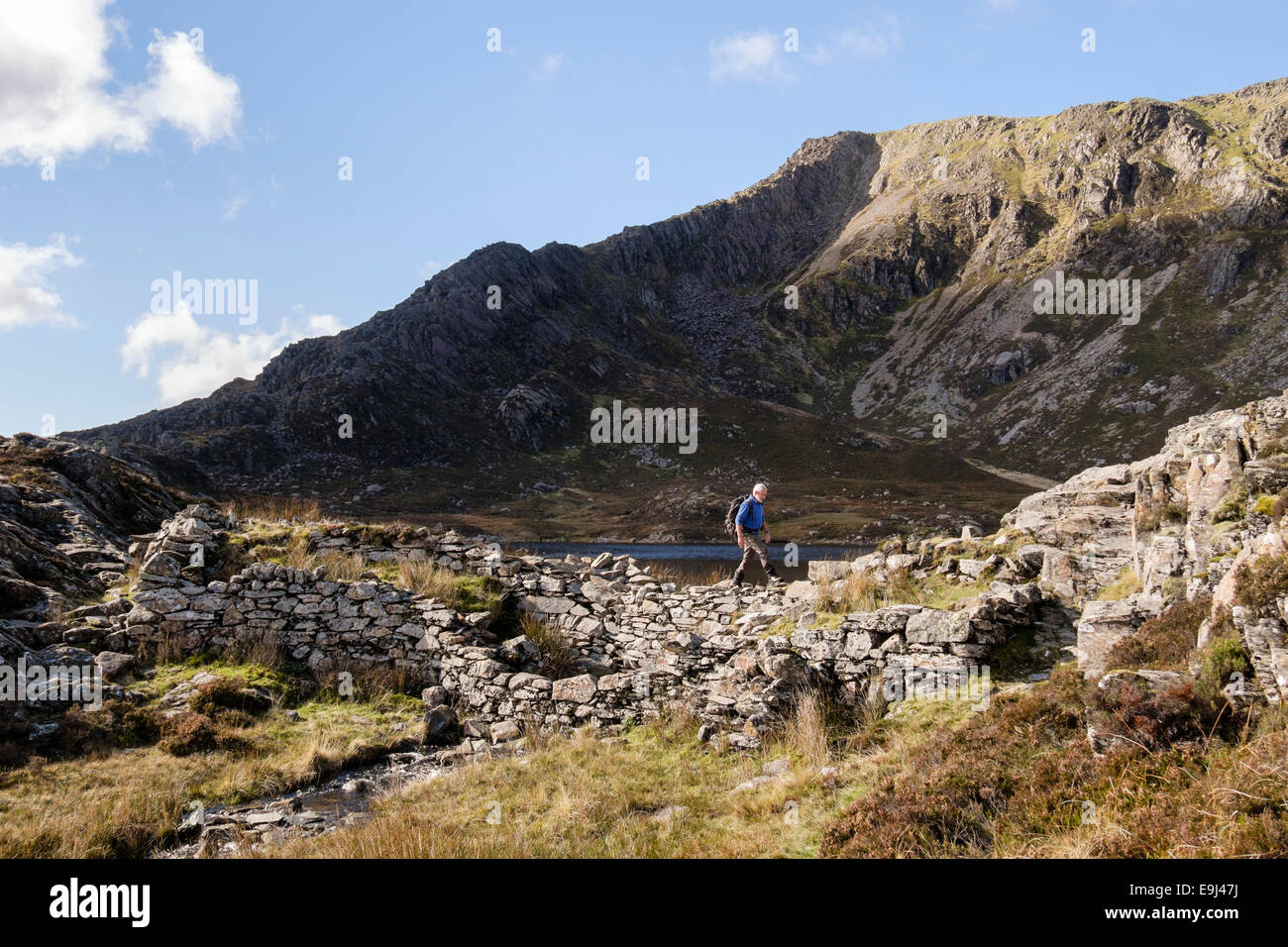 Randonneur sur le barrage du lac Llyn Y Foel ci-dessous Daear Ddu east ridge à Carnedd Moel Siabod sur la montagne de la région de Snowdonia, Wales UK Banque D'Images