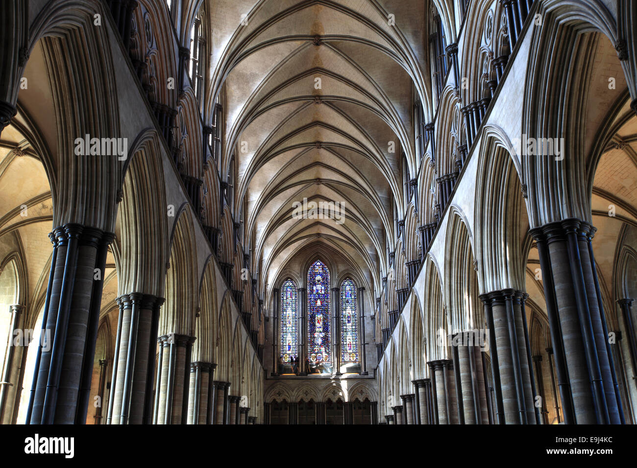 Vue de l'intérieur du 13e siècle, la cathédrale de Salisbury, Salisbury, Wiltshire County ville, England, UK Banque D'Images