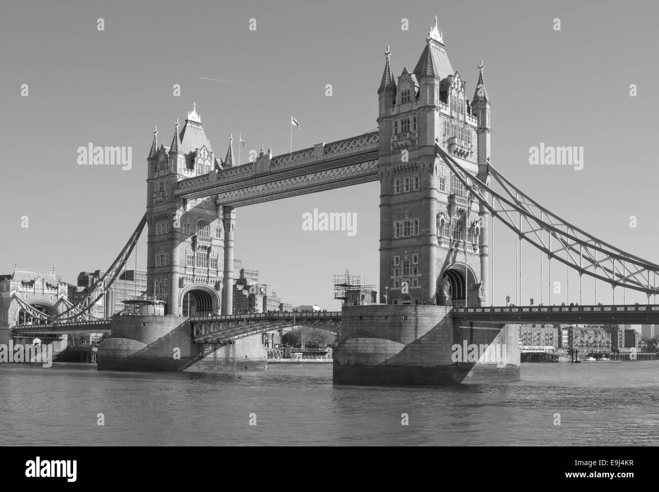 Cette image en noir et blanc montre le Tower Bridge à Londres, en