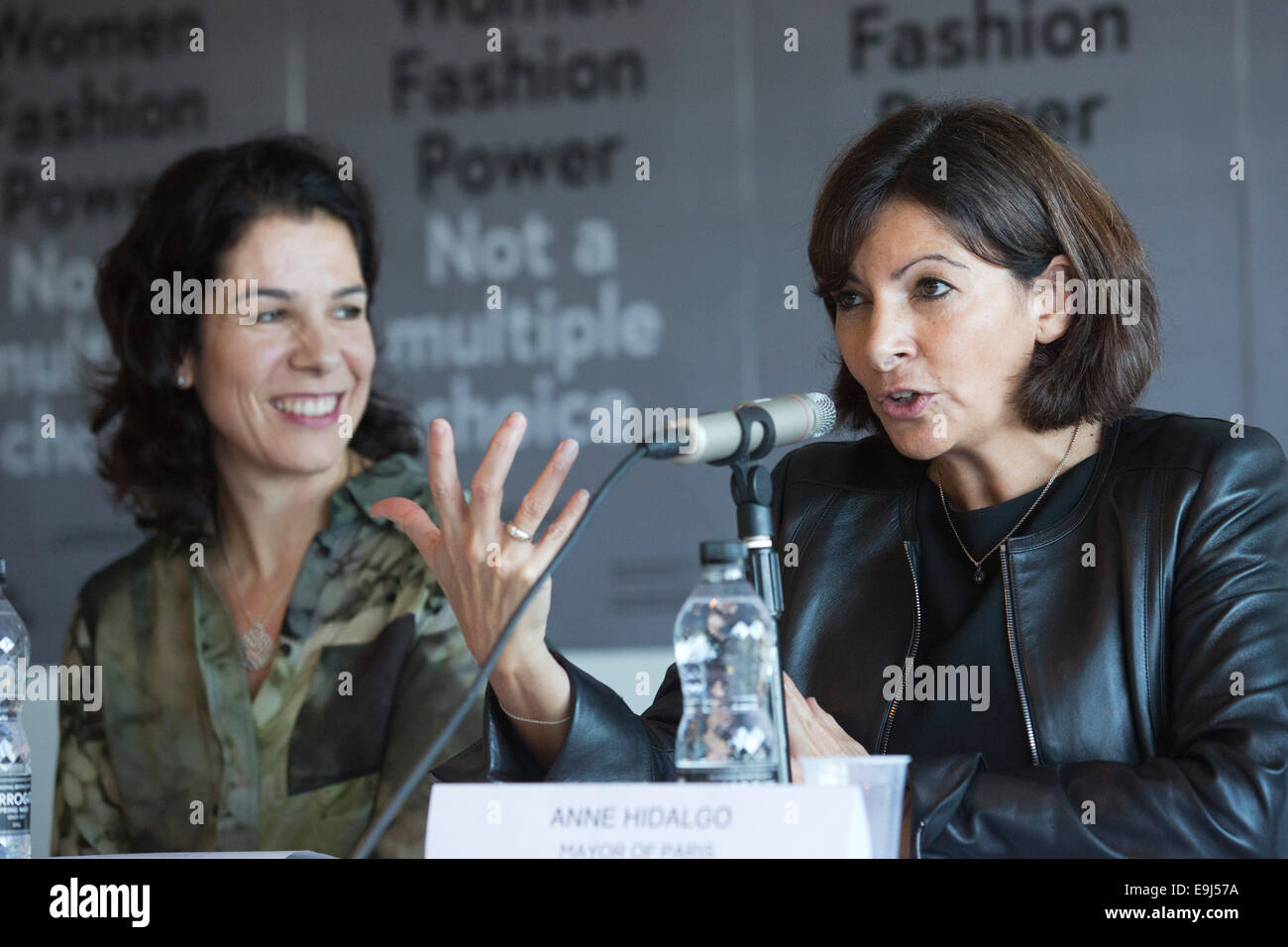 Anne Hidalgo, maire de Paris, s'ouvre l'exposition "Les femmes fashion power' au Design Museum, Londres. avec alice noir, à gauche. Banque D'Images
