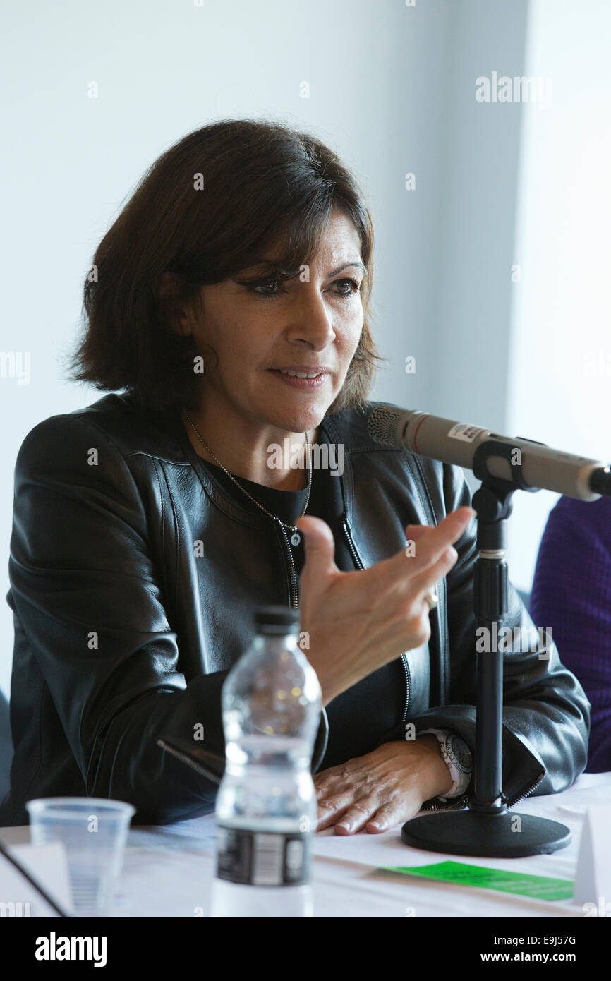 Anne Hidalgo, maire de Paris, s'ouvre l'exposition "Les femmes fashion power' au Design Museum, Londres Banque D'Images