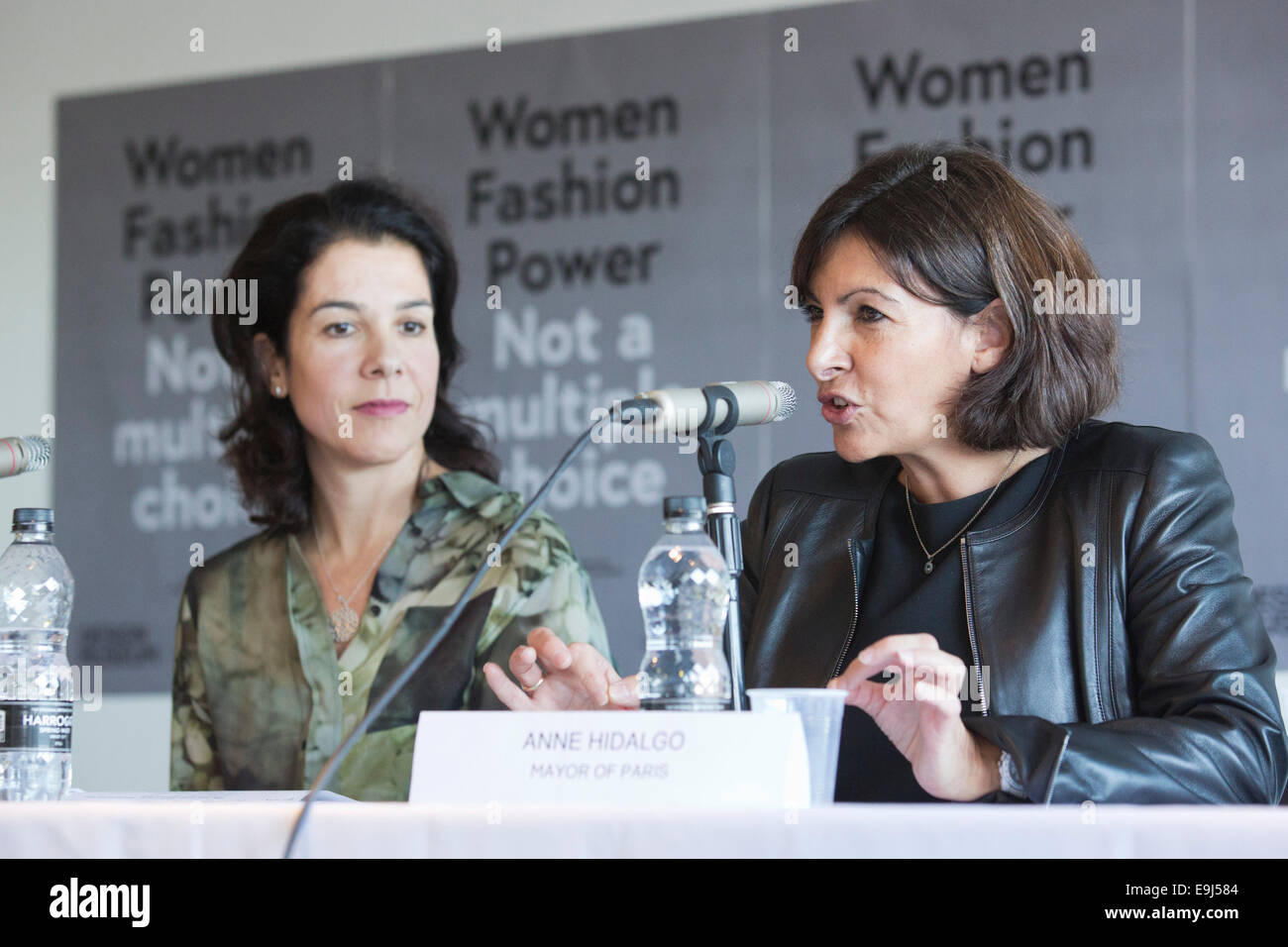 Anne Hidalgo, maire de Paris, s'ouvre l'exposition "Les femmes fashion power' au Design Museum, Londres. avec alice black, gauche Banque D'Images