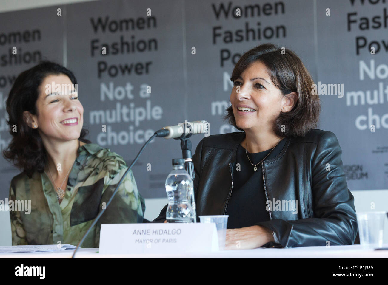 Anne Hidalgo, maire de Paris, s'ouvre l'exposition "Les femmes fashion power' au Design Museum, Londres. avec alice noir, à gauche. Banque D'Images