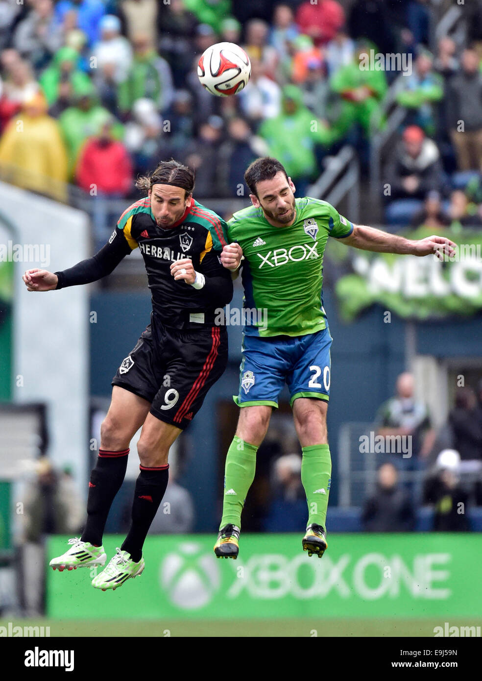 Le 25 octobre 2014. Seattle Sounders FC defender Zach Scott # 20 et Los Angeles Galaxy avant Alan Gordon # 9 bataille pour un en-tête au champ CenturyLink à Seattle, WA. Seattle Sounders FC bat Los Angeles Galaxy 2 - 0.George Holland/Cal Sport Media. Banque D'Images