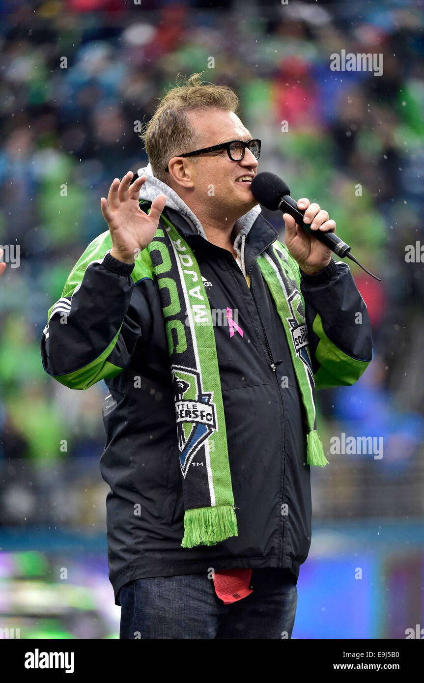 Le 25 octobre 2014. Seattle Sounders FC propriétaire Drew Carey traite de Seattle fans après avoir battu le Los Angeles Galaxy et gagner leur premier Bouclier de partisans à CenturyLink Field à Seattle, WA. Seattle Sounders FC bat Los Angeles Galaxy 2 - 0.George Holland/Cal Sport Media. Banque D'Images