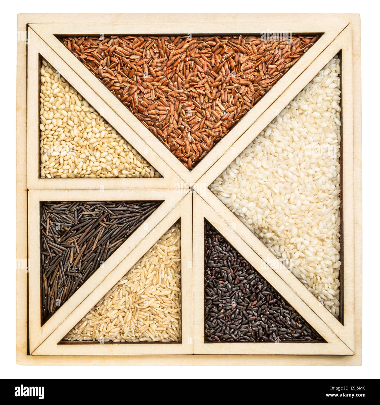 Triangles et carrés - résumé de grains de riz dans un plateau en bois Banque D'Images