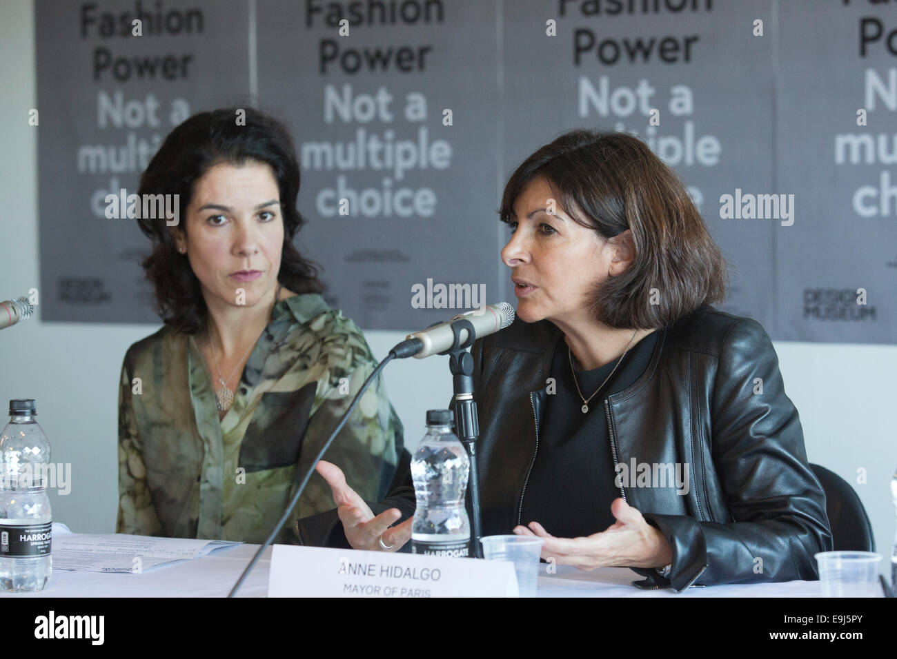 Anne Hidalgo, maire de Paris, s'ouvre l'exposition "Les femmes fashion power' au Design Museum, Londres, avec alice noir, à gauche. Banque D'Images