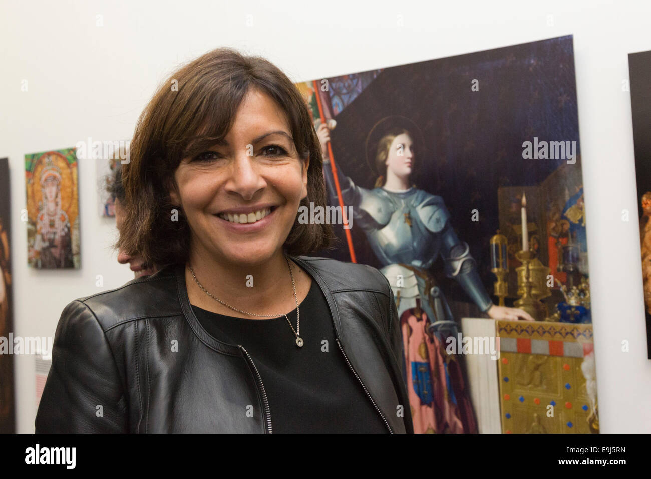Anne Hidalgo, maire de Paris, s'ouvre l'exposition "Les femmes fashion power' au Design Museum, Londres. En face de Jeanne d'arc Banque D'Images