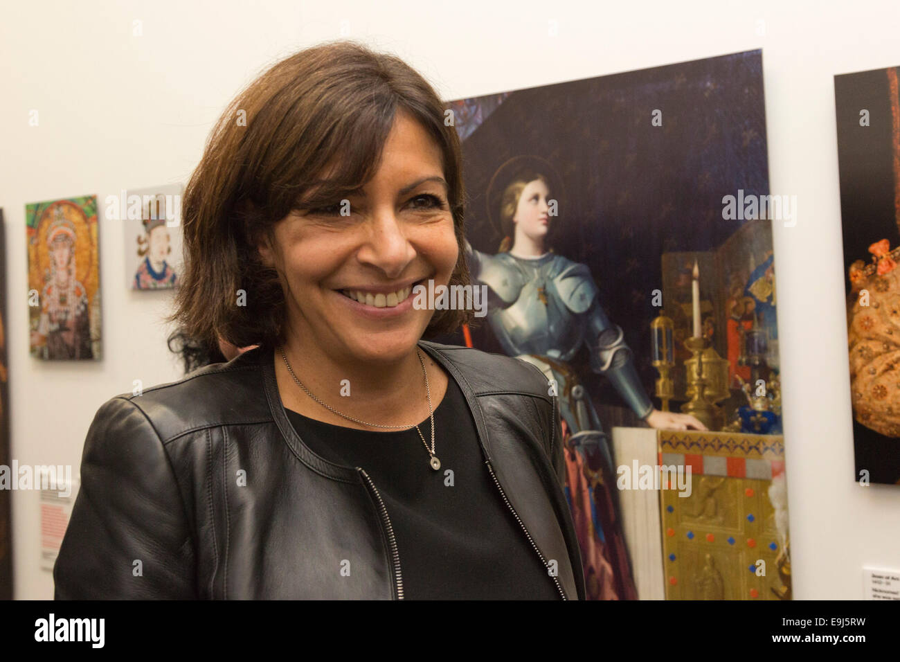 Anne Hidalgo, maire de Paris, s'ouvre l'exposition "Les femmes fashion power' au Design Museum, Londres. En face de Jeanne d'arc. Banque D'Images
