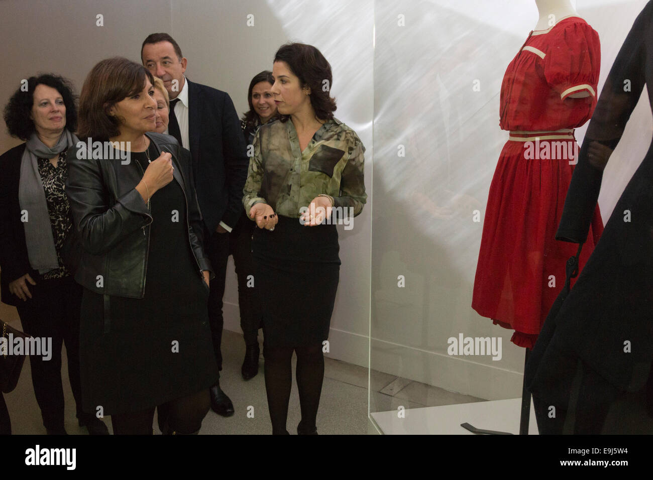 Anne Hidalgo, maire de Paris, s'ouvre l'exposition "Les femmes fashion power' au Design Museum, Londres. avec alice noir, centre. Banque D'Images