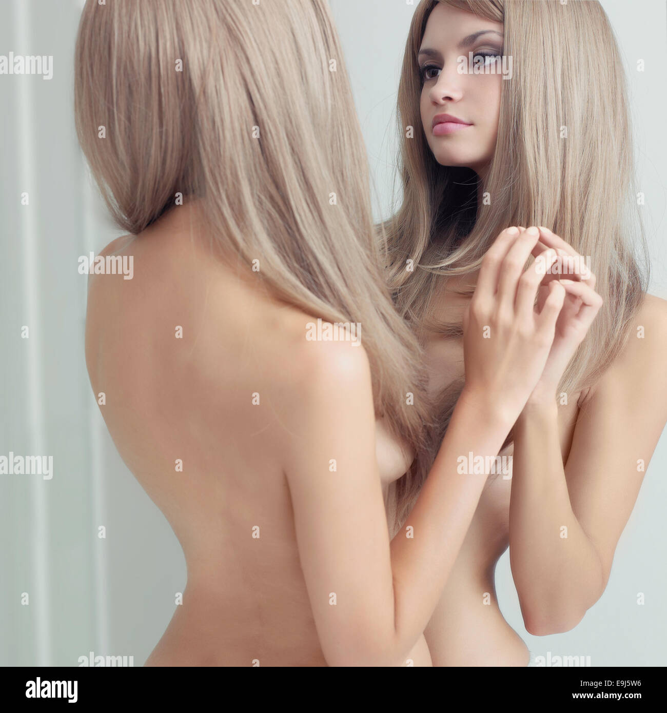 Belle fille nue devant le miroir Photo Stock - Alamy