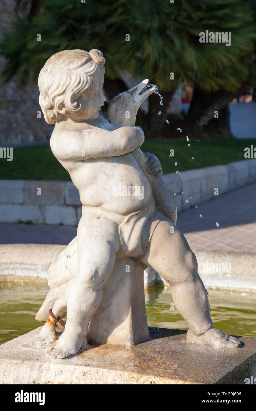 Statue du petit garçon avec goose, Rue fontaine en pierre blanche dans la région de Tarragone, Catalogne, Espagne Banque D'Images