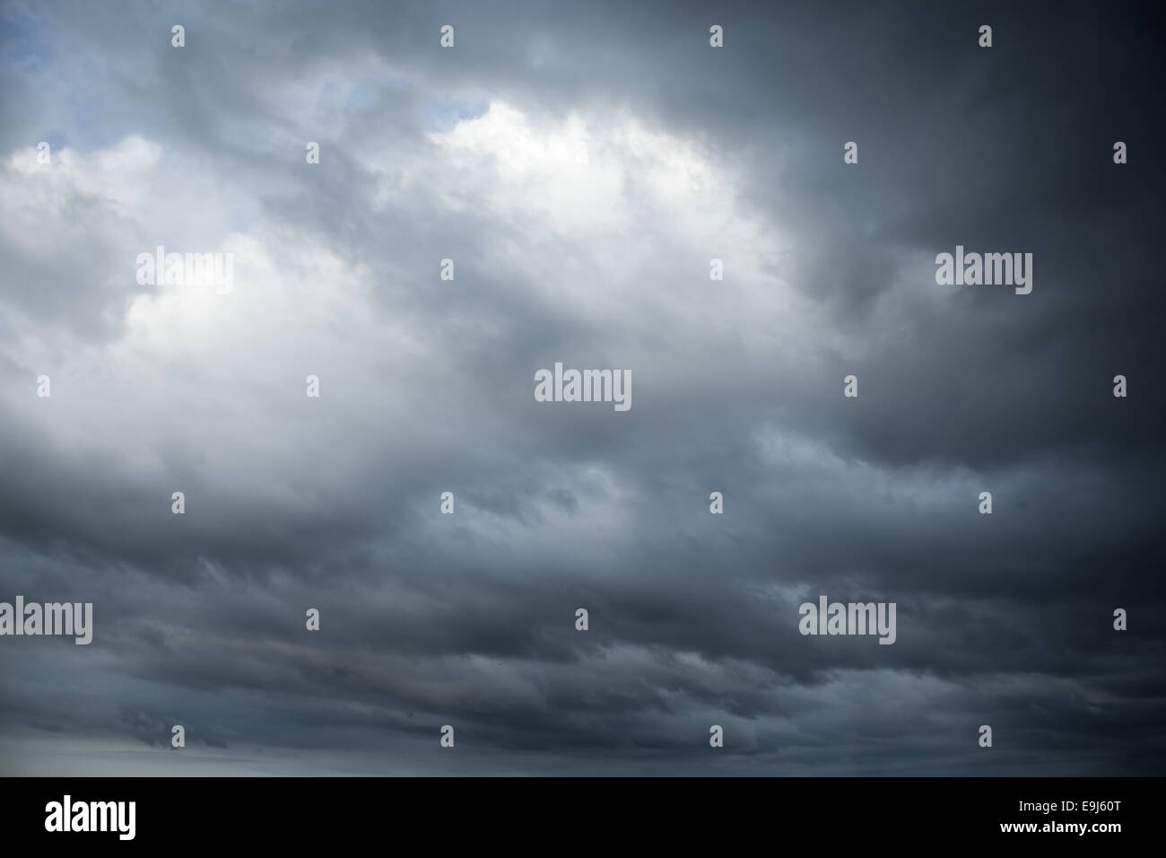 Ciel nuageux bleu foncé, de texture de fond photo Banque D'Images