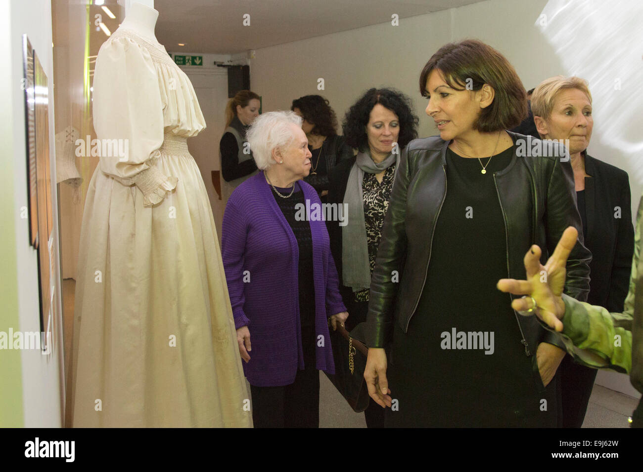 Anne Hidalgo, Maire de Paris, s'ouvre l'exposition "Les femmes Fashion Power' au Design Museum, Londres Banque D'Images