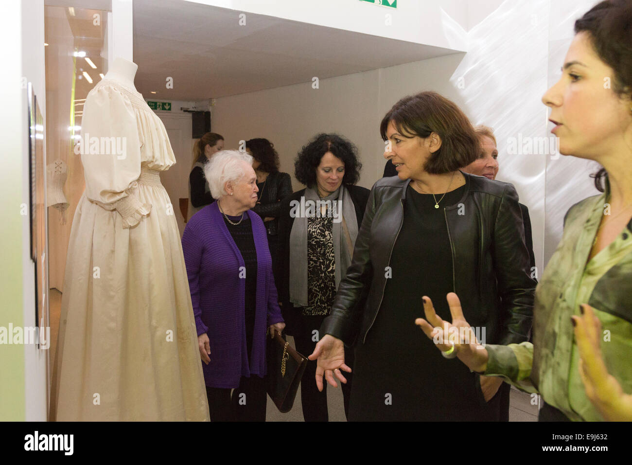 Anne Hidalgo, maire de Paris, s'ouvre l'exposition "Les femmes fashion power' au Design Museum, Londres. avec alice noir, droite. Banque D'Images
