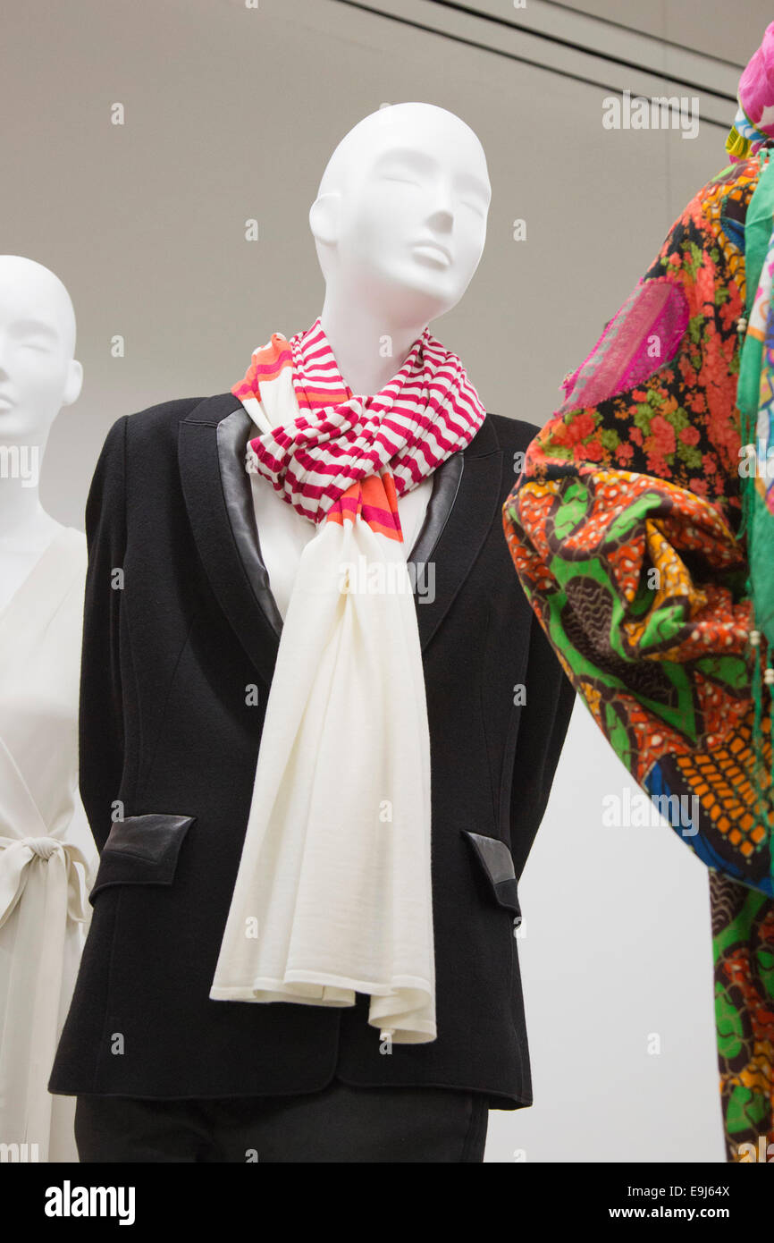 Anne Hidalgo, maire de Paris, s'ouvre l'exposition "Les femmes fashion power' au Design Museum, Londres. outfit prêté par hidalgo. Banque D'Images