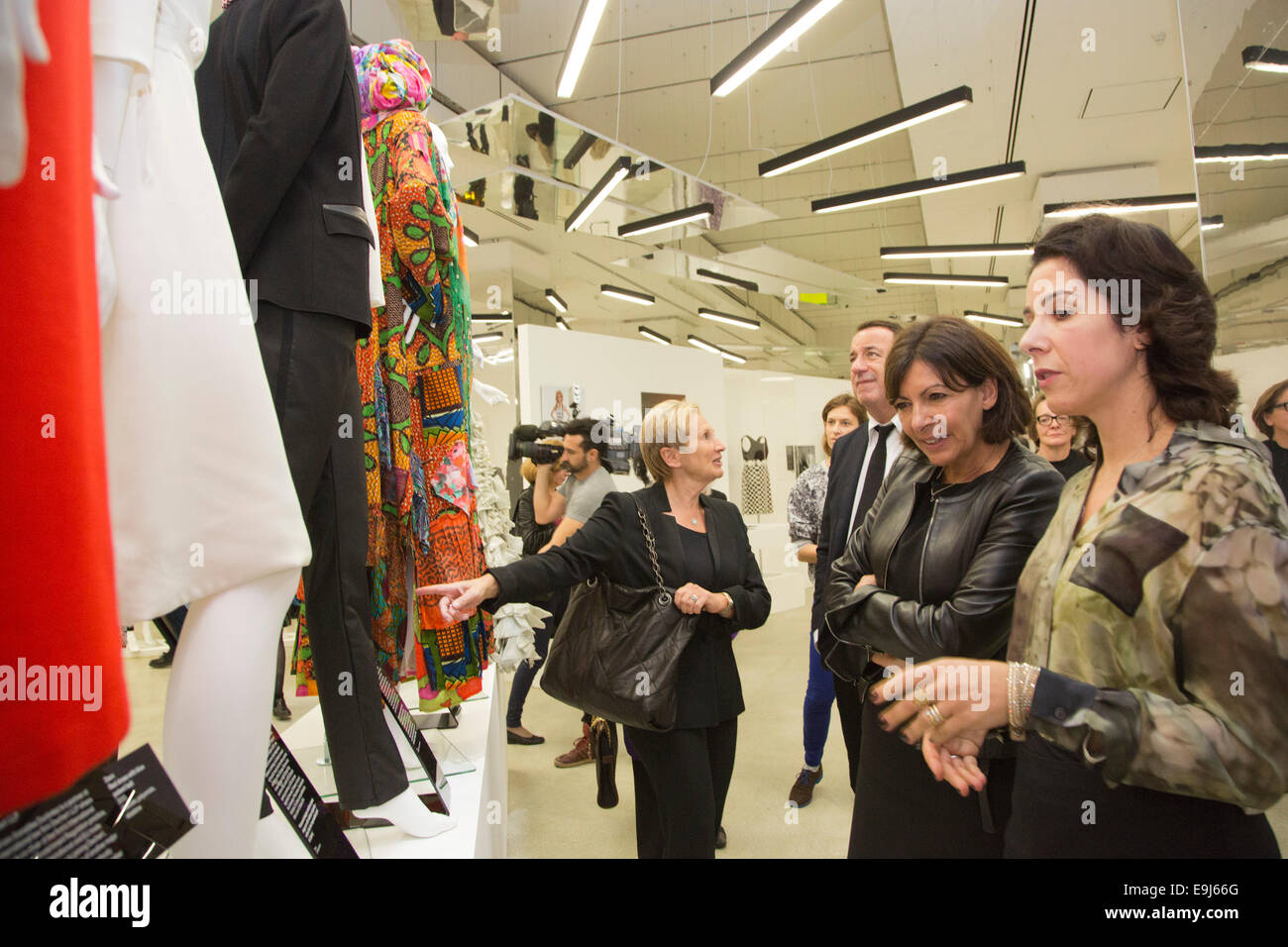 Anne Hidalgo, maire de Paris, s'ouvre l'exposition "Les femmes fashion power' au Design Museum, Londres. avec alice noir, droite. Banque D'Images