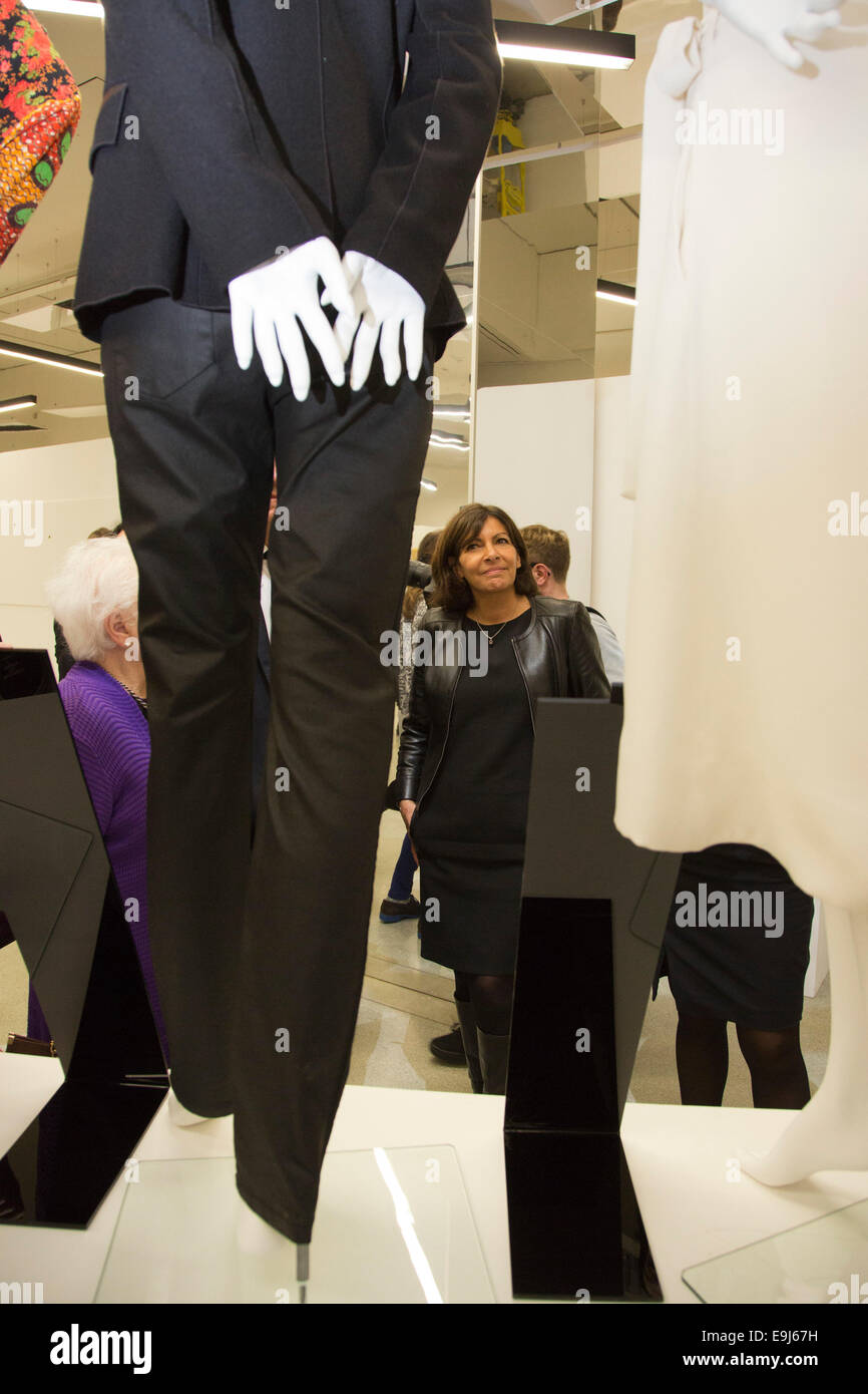 Anne Hidalgo, maire de Paris, s'ouvre l'exposition "Les femmes fashion power' au Design Museum, Londres Banque D'Images