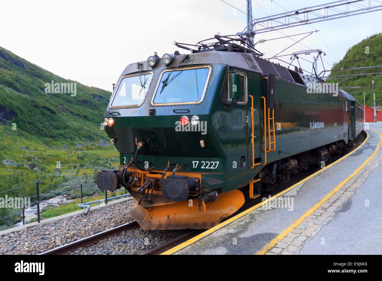 EL 17 de classe se trouve à Myrdal Gare prêt à retourner à Flåm le long de la Flåmsbana Banque D'Images