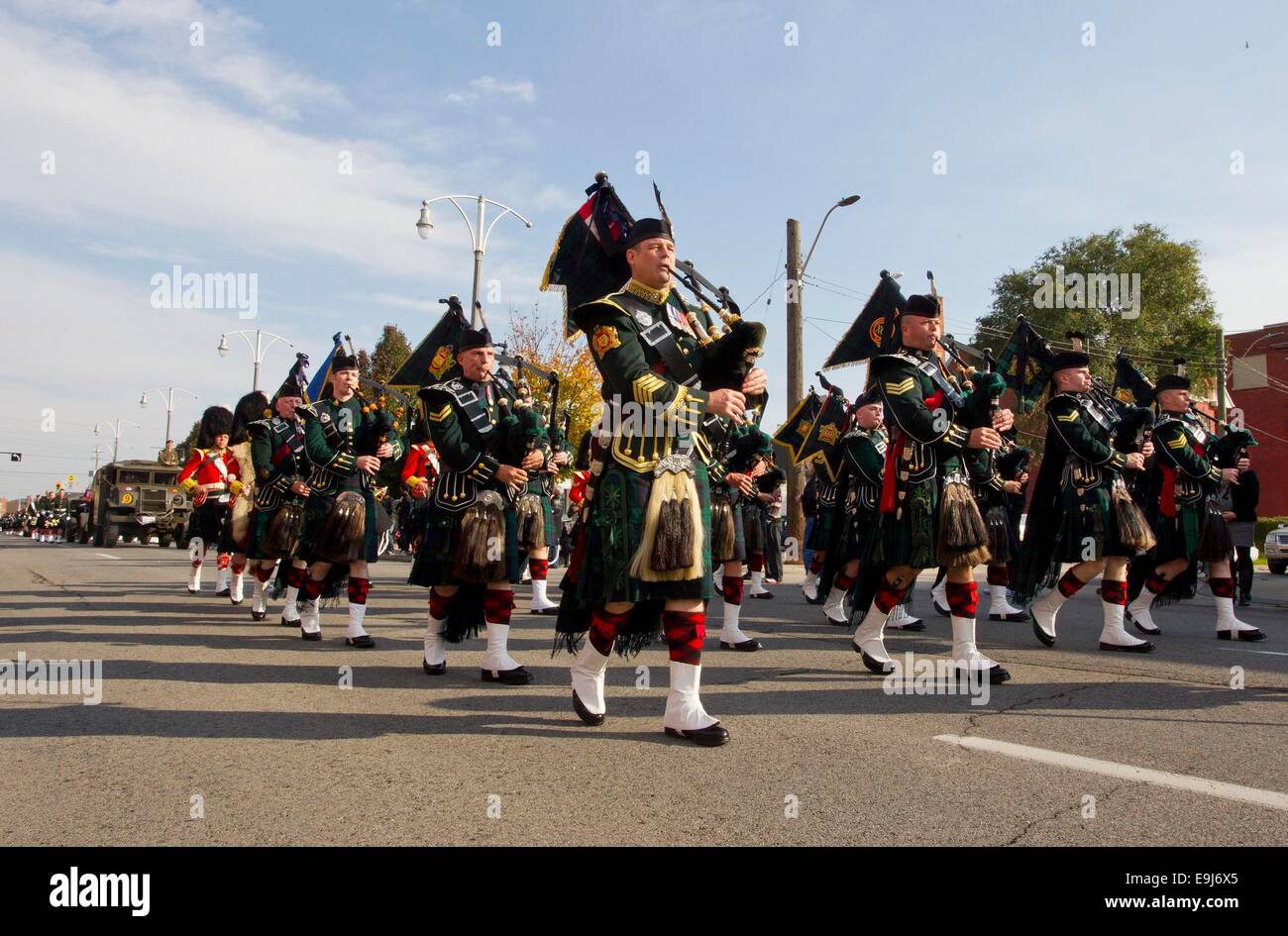 Toronto, Canada. 28 Oct, 2014. Marching Band prend part aux funérailles du Caporal Nathan Cirillo à Hamilton, Canada, le 28 octobre 2014. Le Caporal Nathan Cirillo, âgé de 24 ans, réserviste, a reçu, mardi, dans sa ville natale de Hamilton, Ontario, un salon funéraire provincial régimentaire pour la première mise en place d'heures de service soldat canadien à être tués sur le sol canadien par un acte de terrorisme international. Credit : Zou Zheng/Xinhua/Alamy Live News Banque D'Images